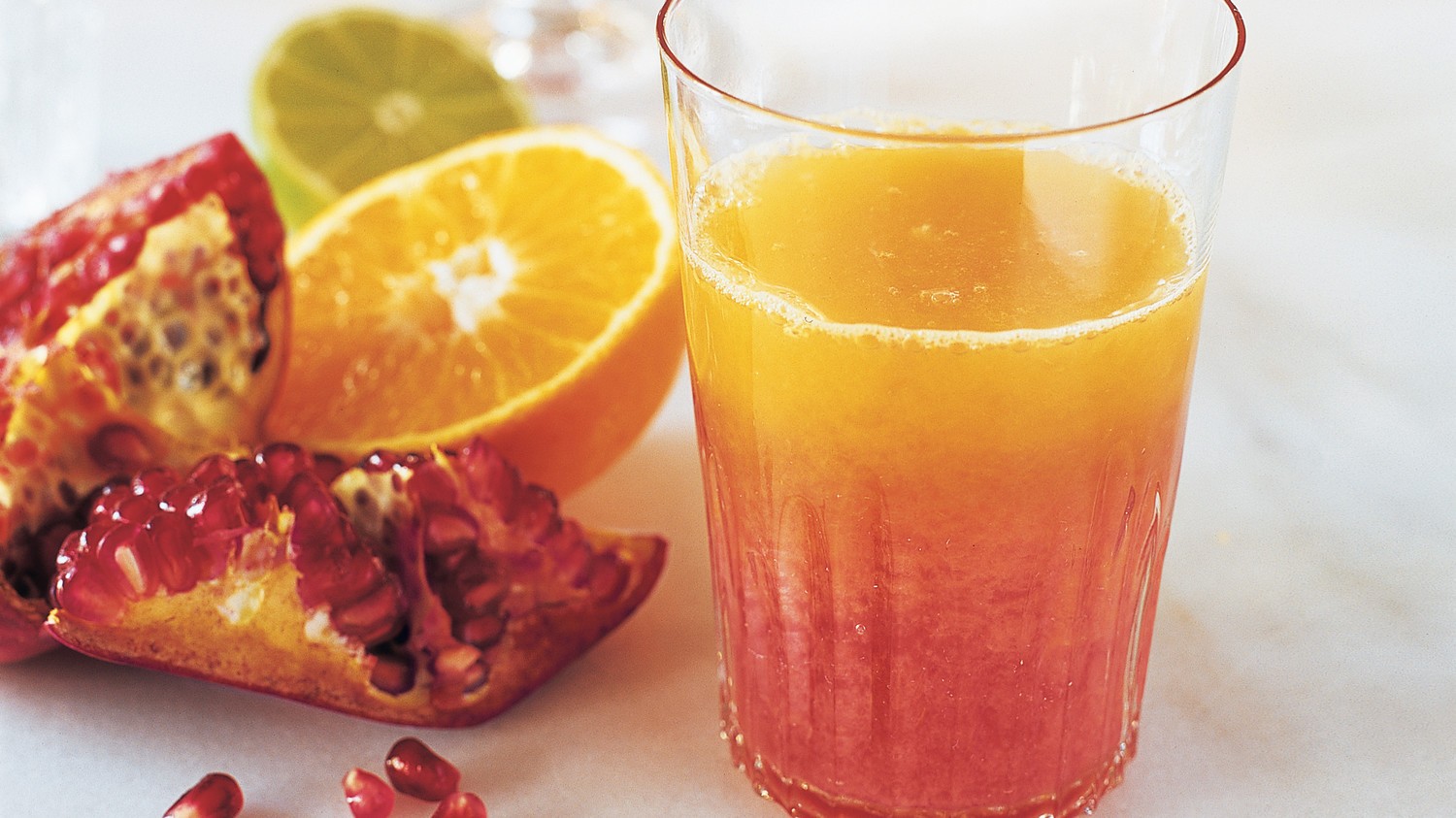 Виноградно апельсиновый сок. Сок гранатовый Juice Juice. Апельсиновый и грейпфрутовый Фреш. Апельсин грейпфрут гранат сок. Свежевыжатые соки гранат апельсин.