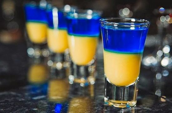 Жёлто-синие коктейли