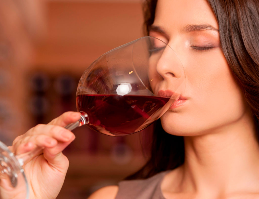 Выпивать бокал вина в день. Дринкин вайн. Девушка пьет вино. Женщина с бокалом. Женщина с бокалом вина.